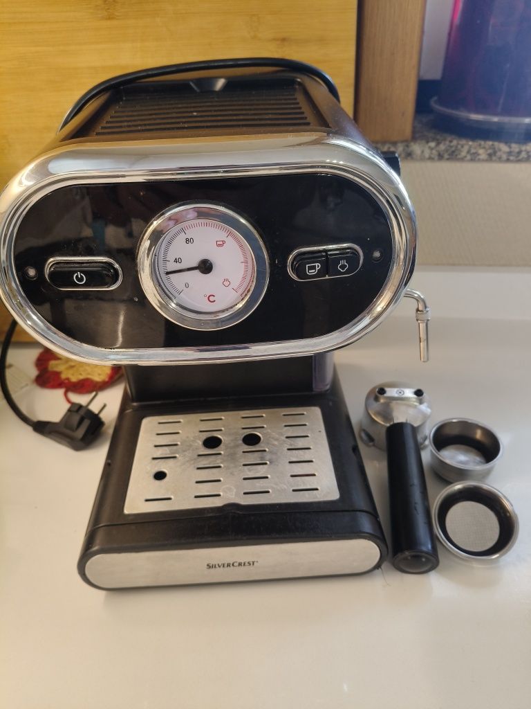 Máquina de café para uma ou duas taças, com vapor para aquecer leite