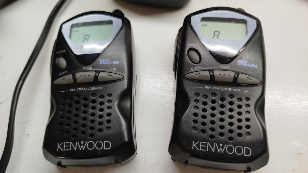 Conjunto 2 Walkie Talkies KENWOOD UBZ-LH68 + Carregador e Acessórios