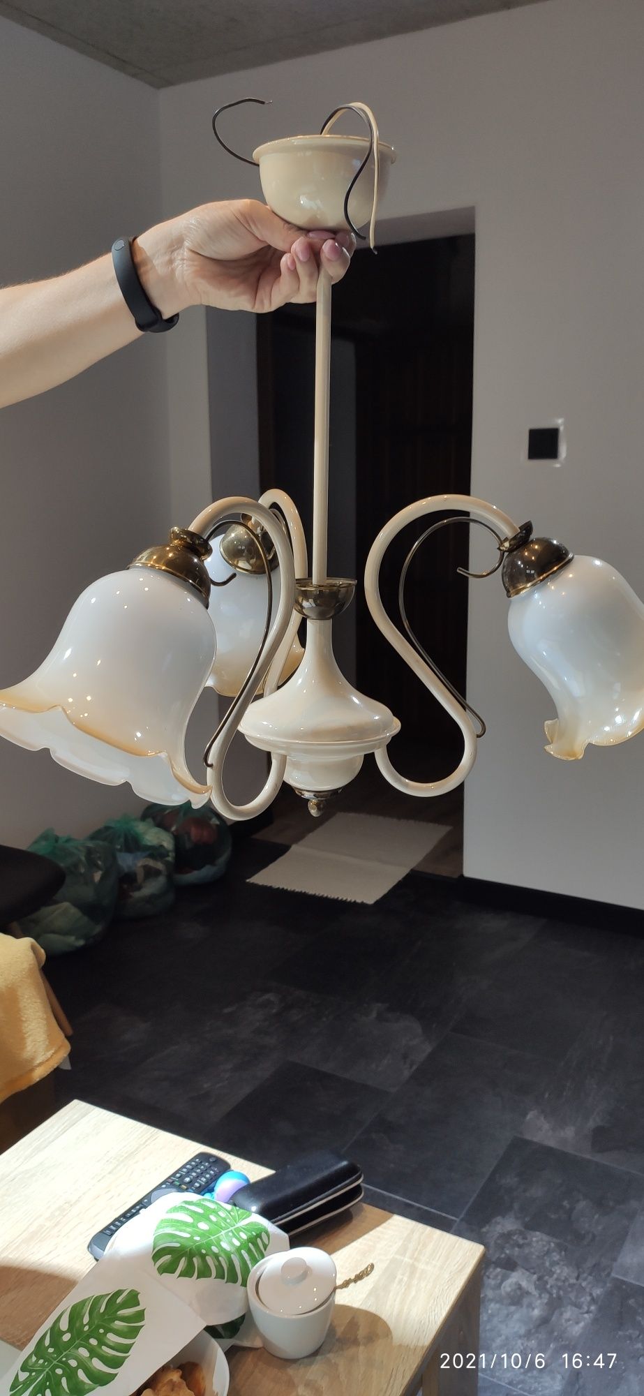 Lampa wisząca trzy żarówki.