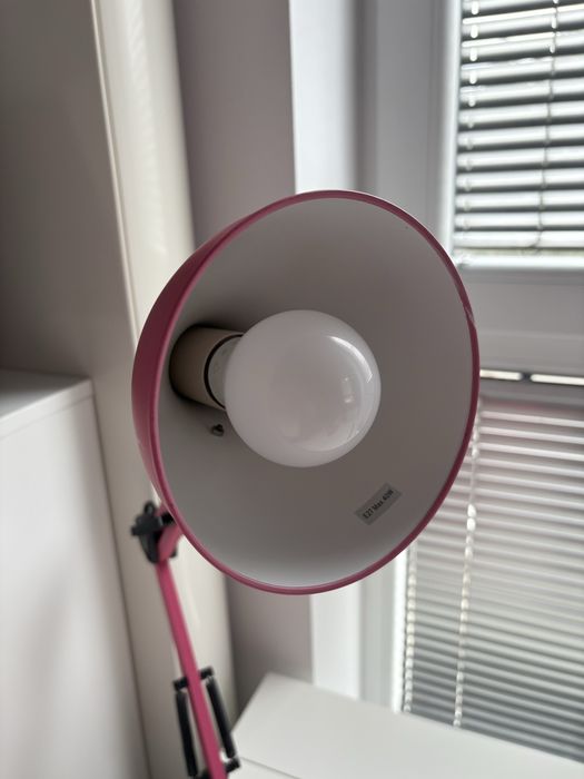 Rozowa lampka biurkowa
