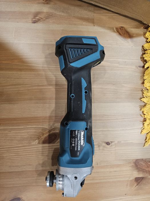 Makita DGA404 Nova
