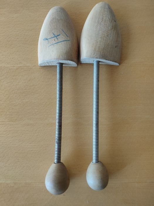 Formas/moldes/alargadores de sapatos.