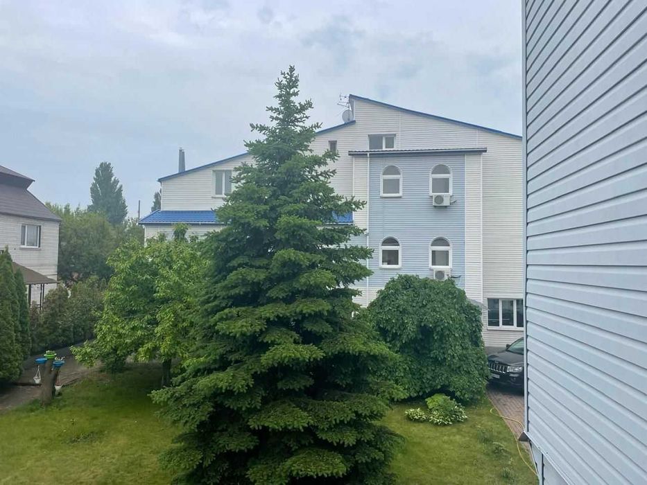 Продаж двох будинків 900 та 300 кв.м., фасад. Бортничі, Переяславська