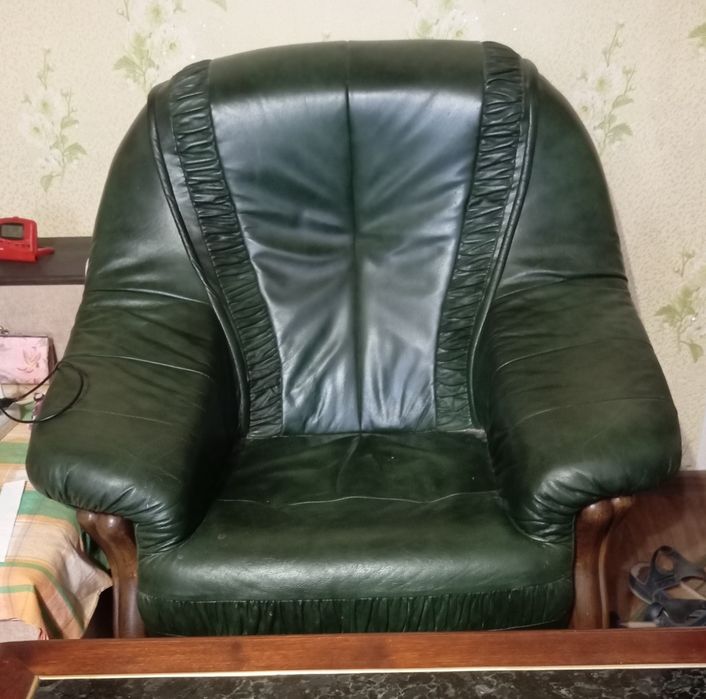 Шкіряне крісло темно зеленого кольору