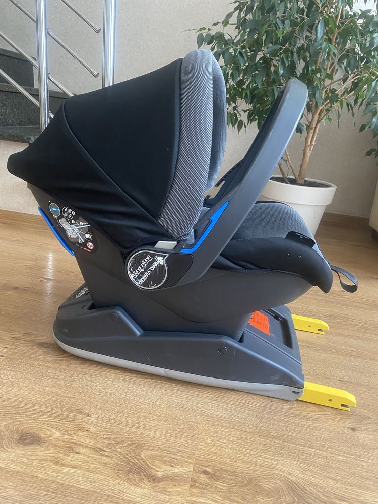 Автокресло Peg-Perego  с базой в авто та кріпиться до шасі коляски!