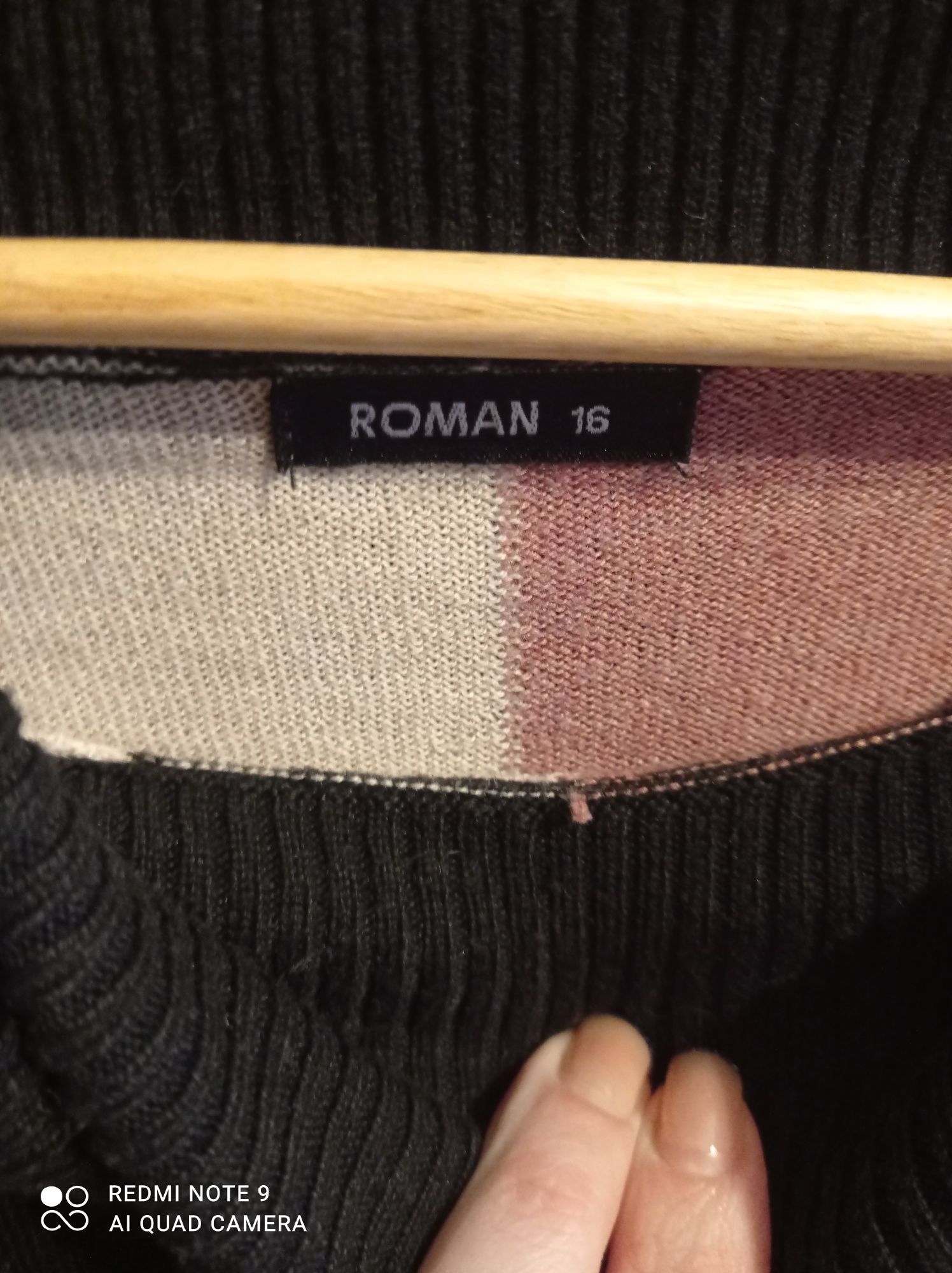 Kolorowy sweter w paski
