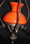 Luminária de teto pendente vintage com abajur de vidro laranja.