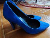 Sapatos de salto alto azuis