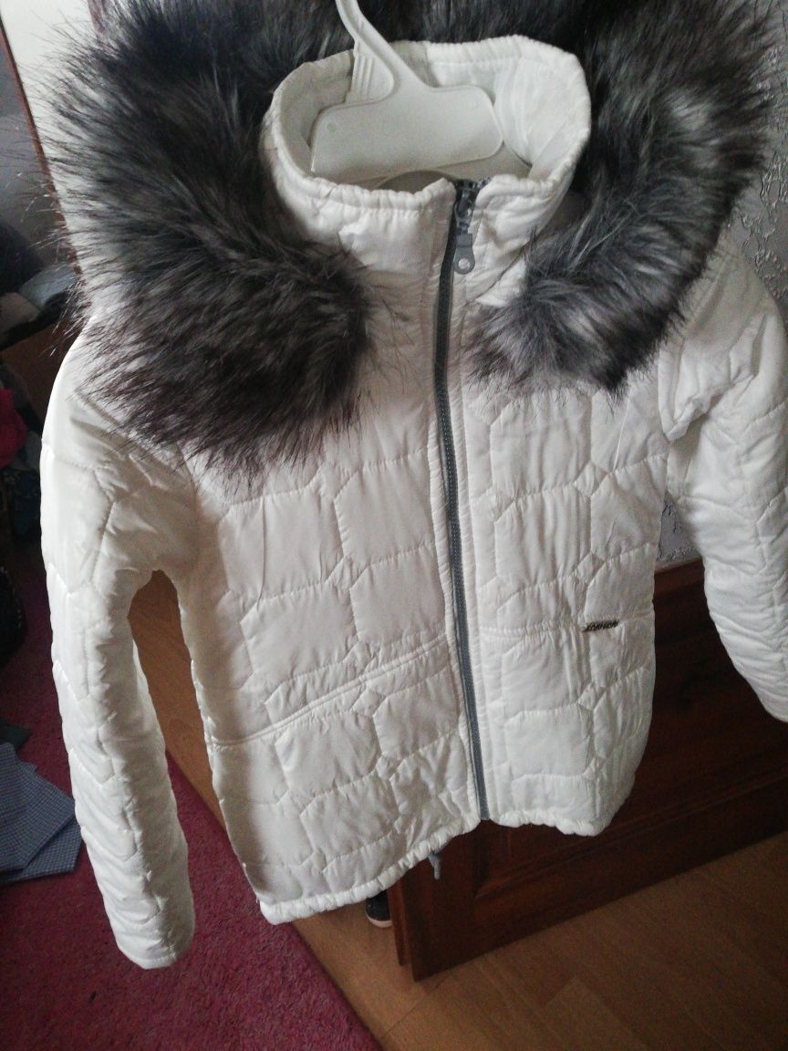 Biała kurtka przejściowa rozmiar 134cm Stan idealny