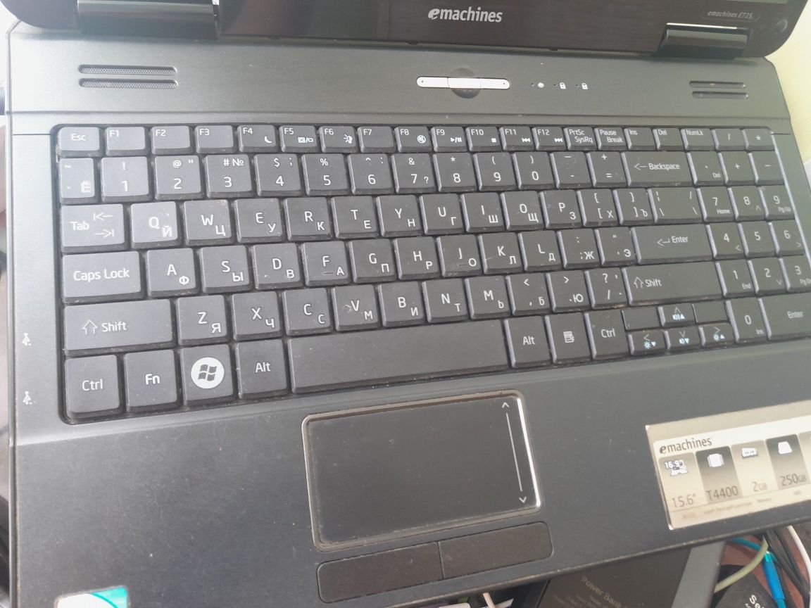 Ноутбук eMachines E725