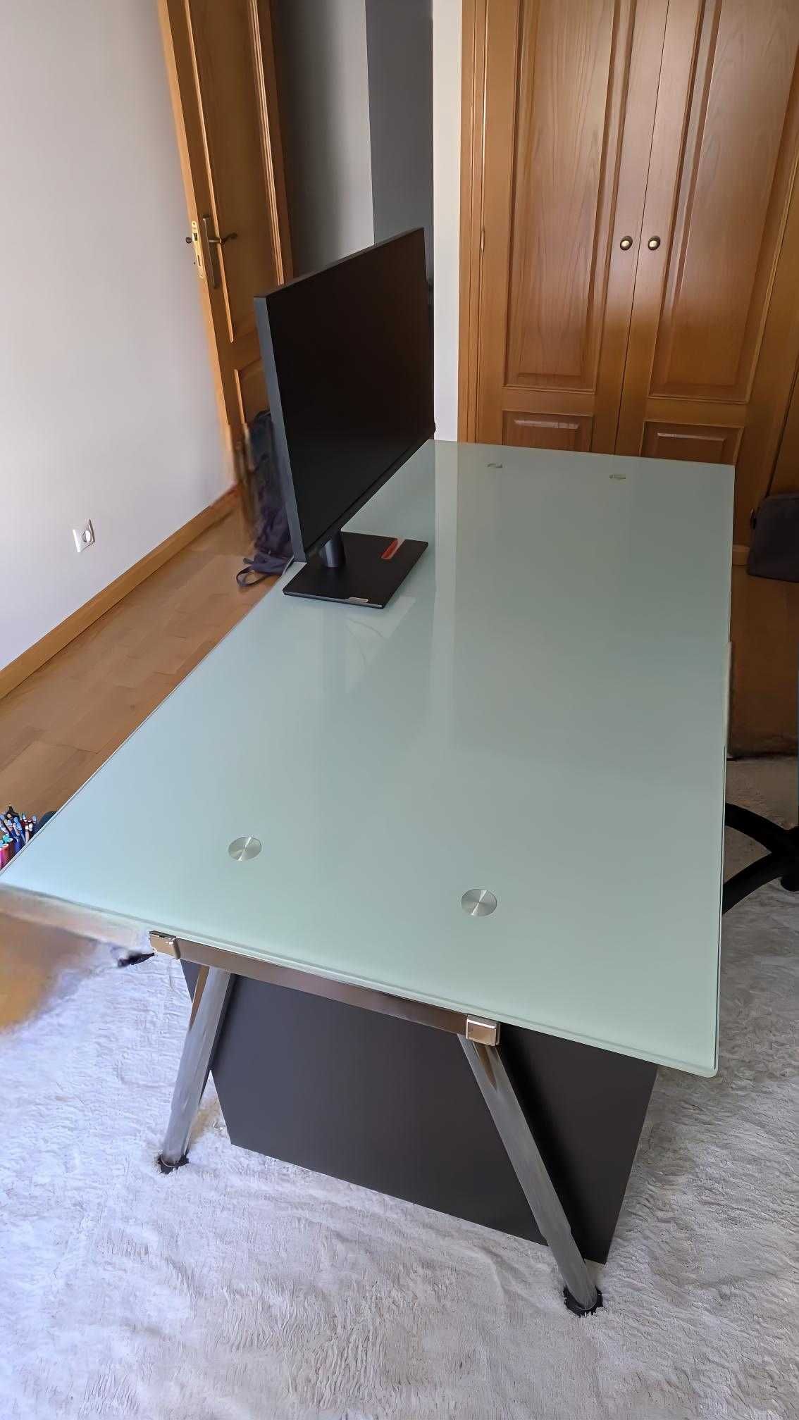Mesa / Secretária com pés metálicos e tampo em vidro leitoso