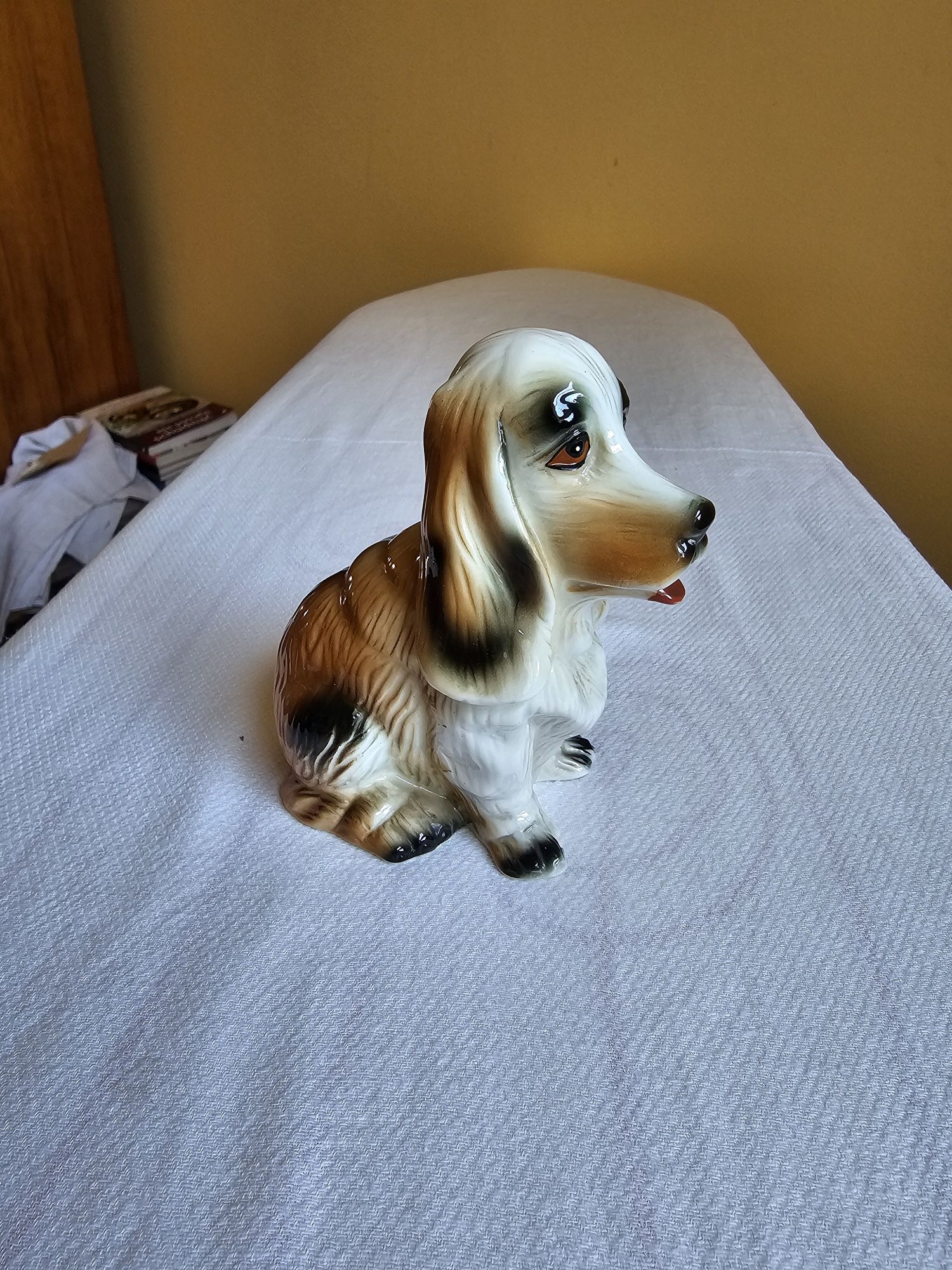 Porcelana figurka psa.
