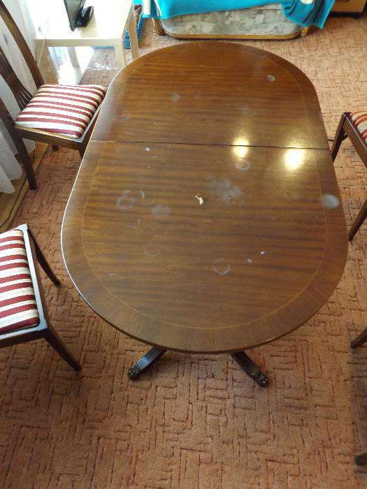 owalny stół drewniany (fornir), machoniowy rozkładany (8 osób) vintage