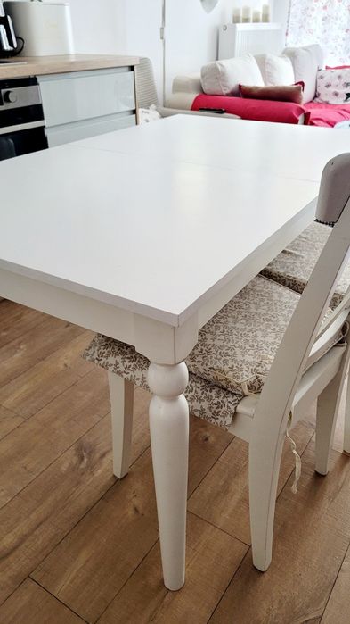 Stół biały, rozkładany. Od stolarza. Wzorowany na Ikea. Plus 2 krzesła