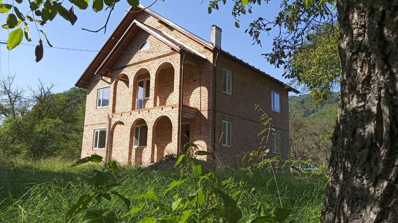 Триповерховий  будинок (з мансардою) та земельною ділянкою у с. Тюдів