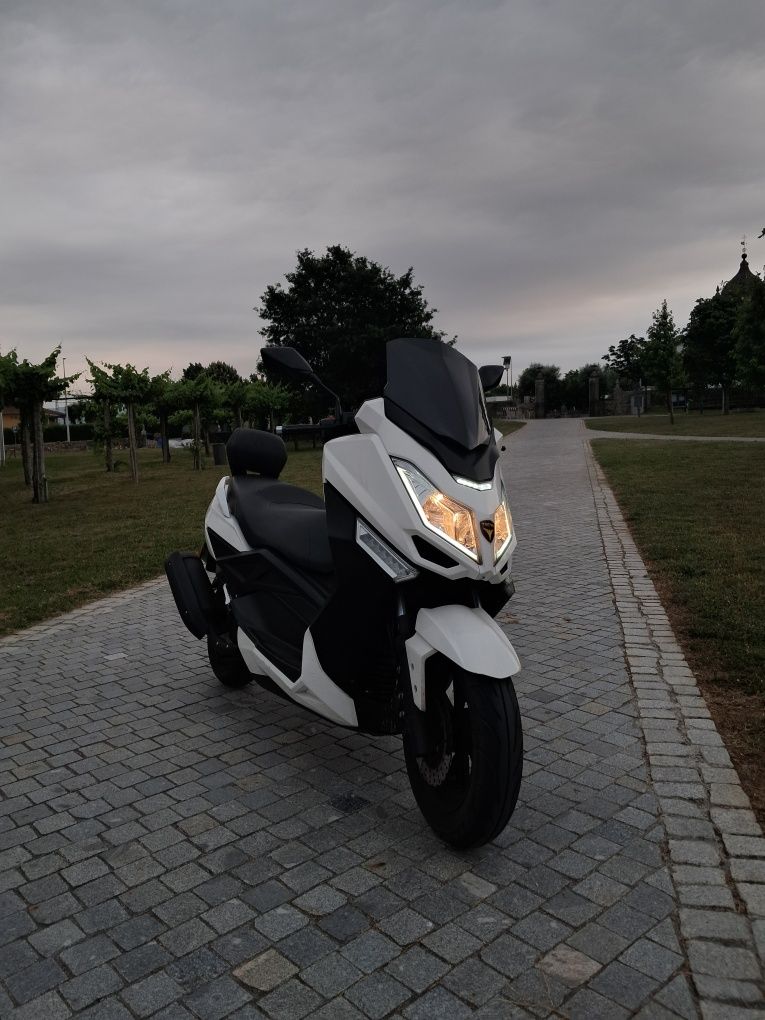 Znen goes T-Max 125cc