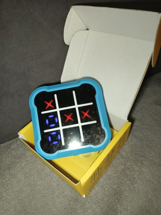 Портативна електронна гра в Хрестики-Нулики