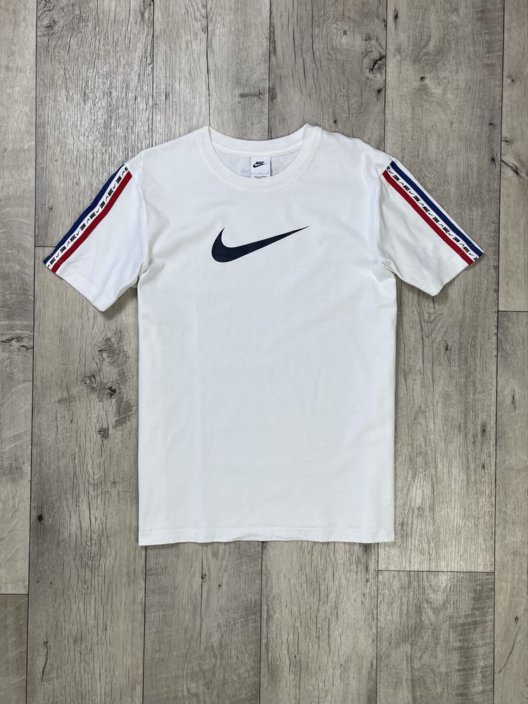Nike футболка L размер спортивная с лампасами белая оригинал