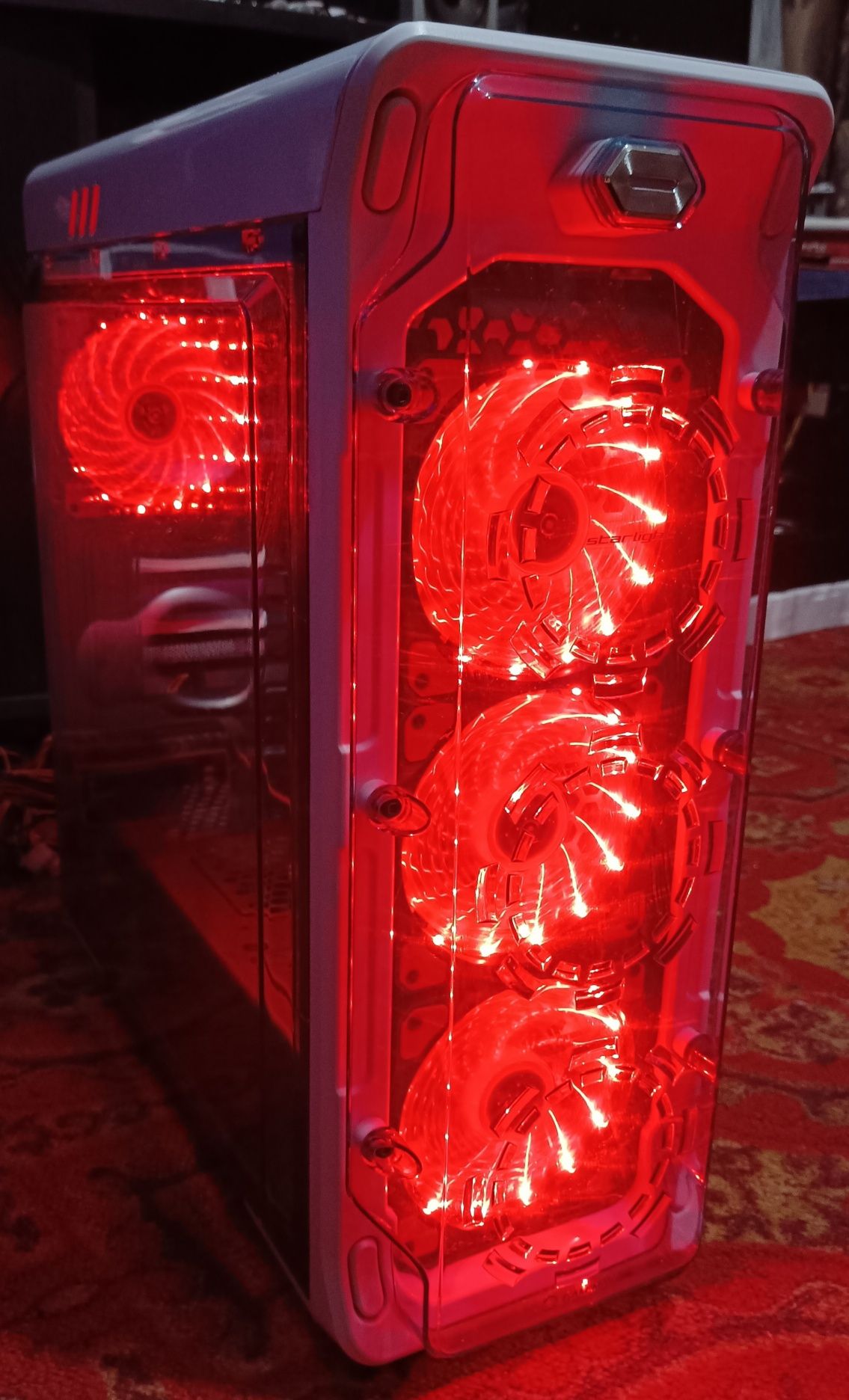 Gamemax Starling W-Red с 4 вентиляторами в хорошем состоянии