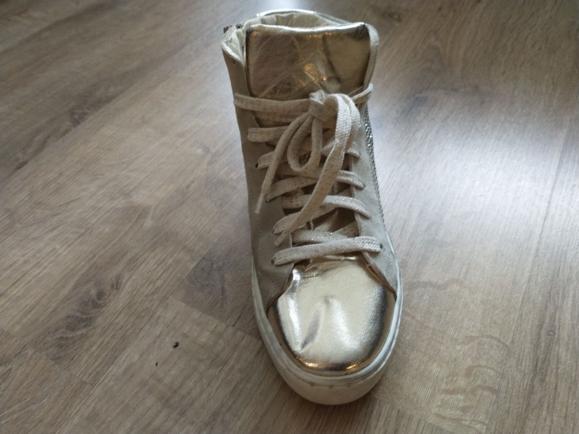 Buty buty sportowe wloskie marki Ovye w kolorze beżowo złotym