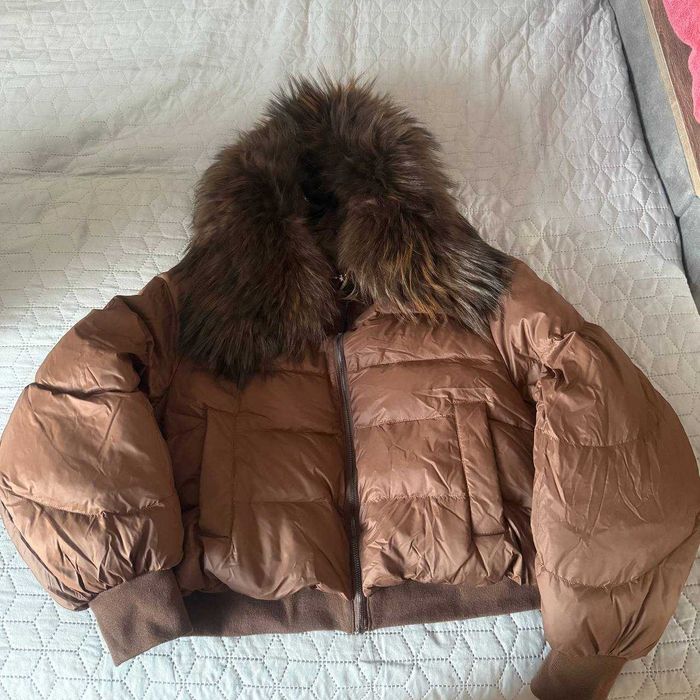 Жіноча куртка-бомбер натур. пух-перо, ворот натур Єнот