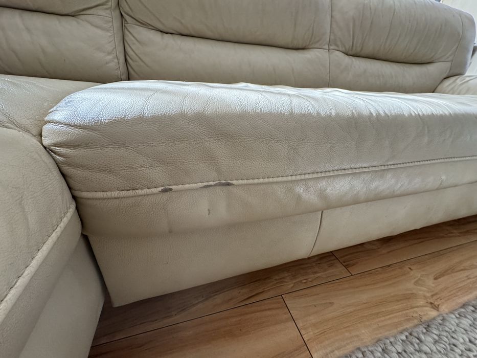 Sofa narożnik z funkcją spania i dwiema pufami