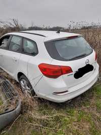 Opel Astra J uszkodzony
