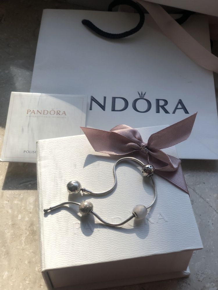 Sprzedam bransoletkę Pandora essence i charmsy