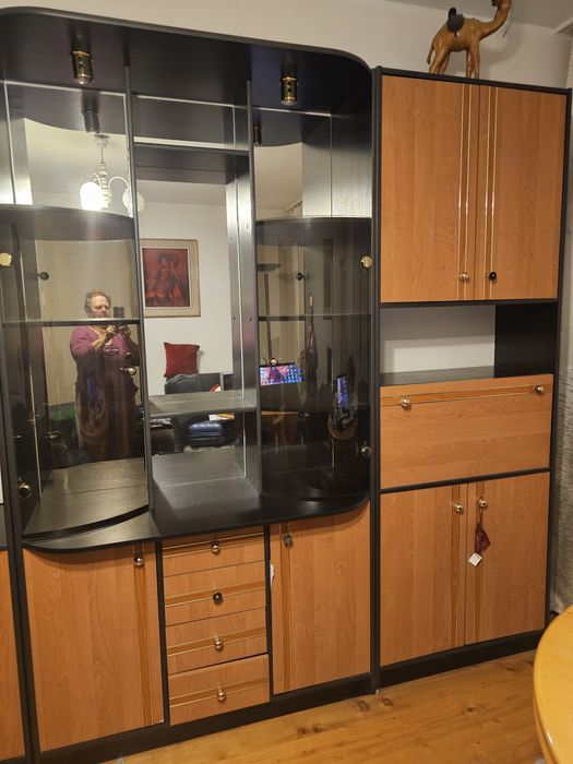 Meblościanka używana  w kolorze olcha i czarnym.