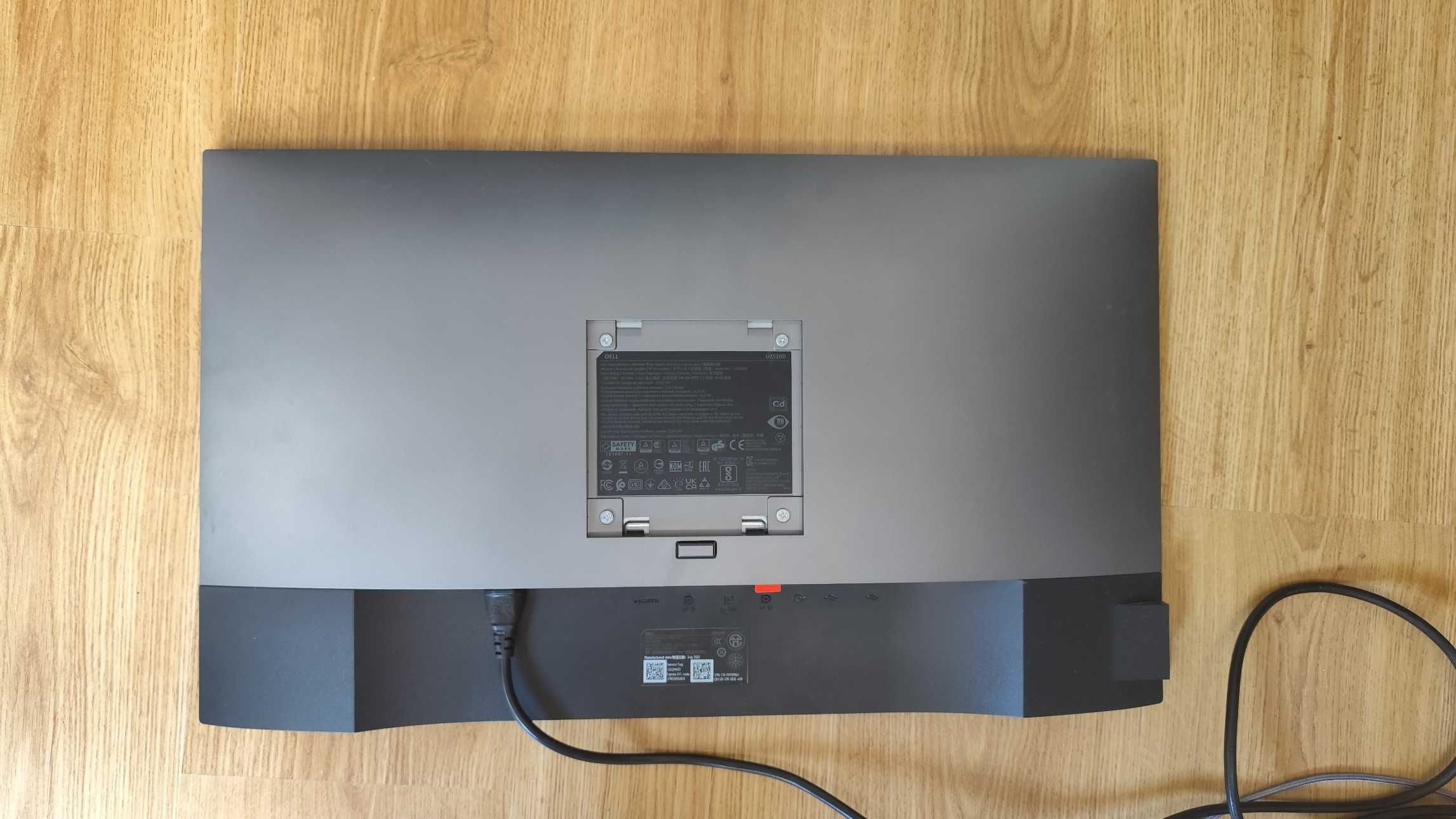 Monitor Dell U2520D com ecrã partido