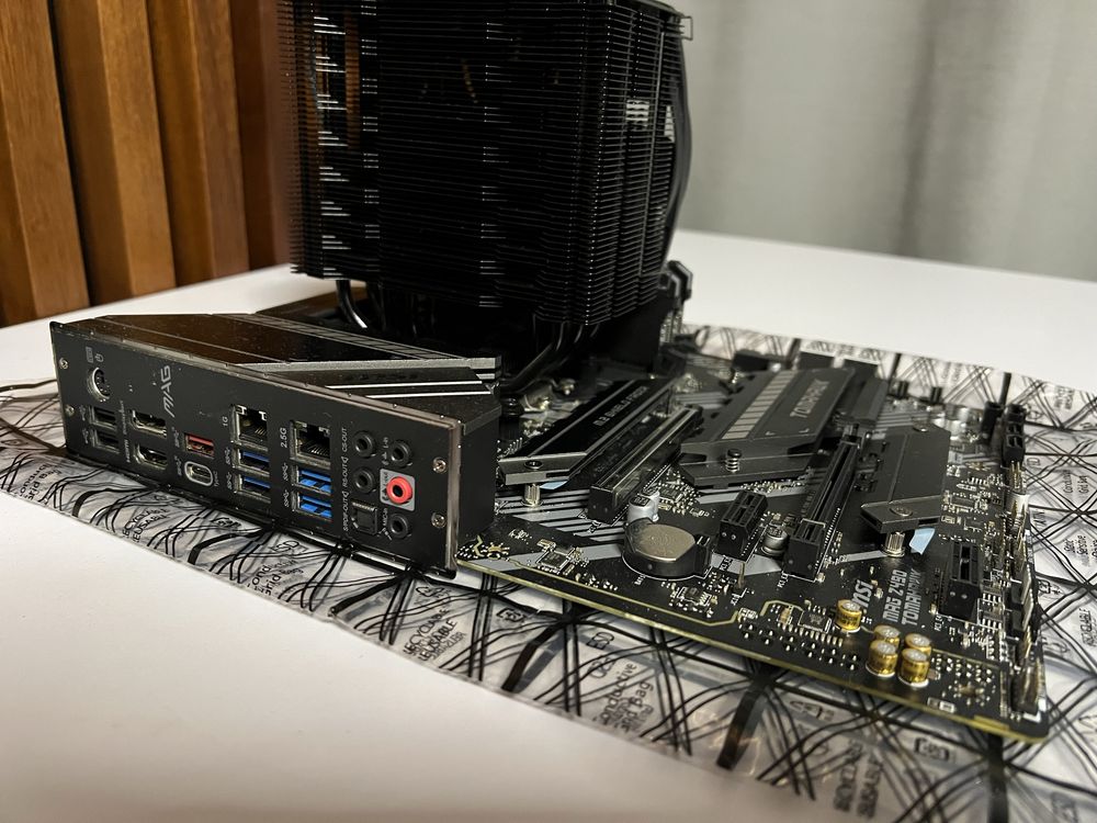 Zestaw do grania - i5 10600k, MSI Z490 Tomahawk, 16 GB RAM Corsair RGB