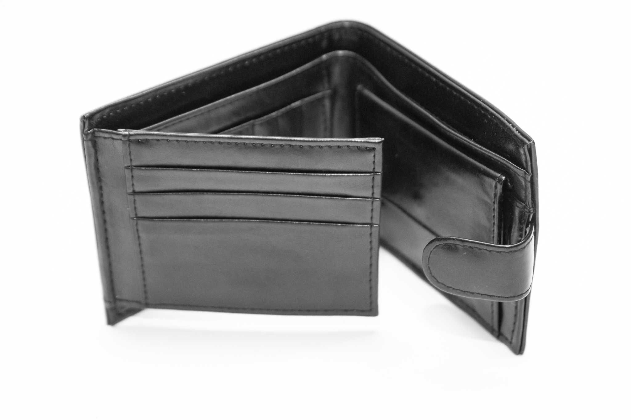 Czarny portfel męski z dużą ilością kieszonek