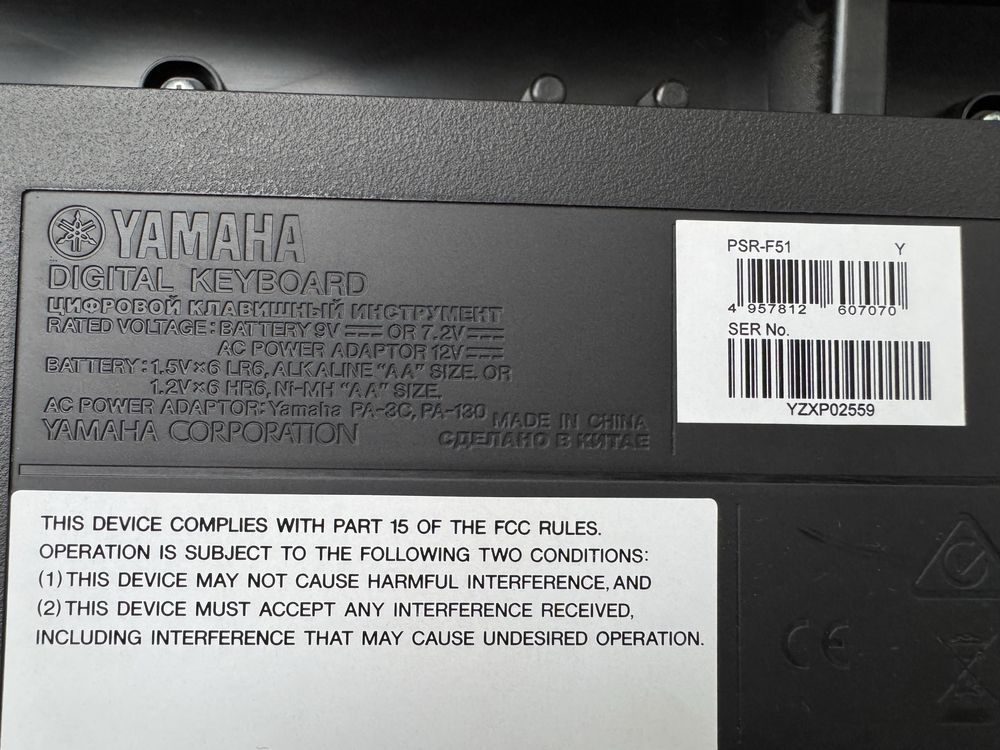 Синтезатор Yamaha PSR-F51 + пюпітр і адаптер живлення