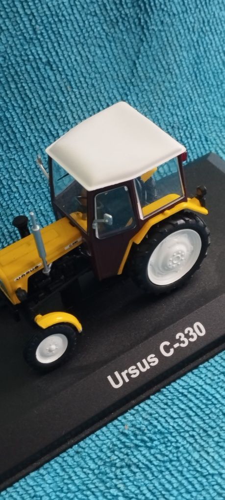 Dwa traktory modele w skali 1:43 traktor C-330 i Lanz Bulldog