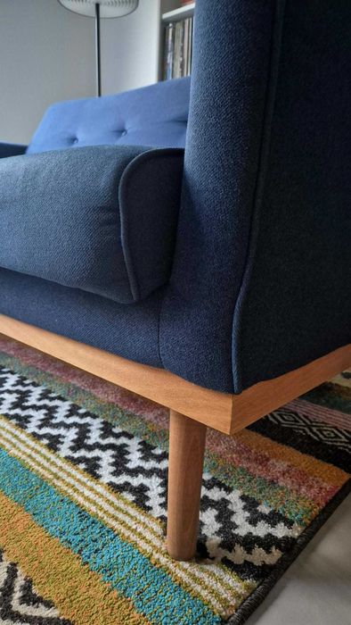 Stylowa sofa 2-osobowa Klematisar (ScandicSofa) – drewno bukowe