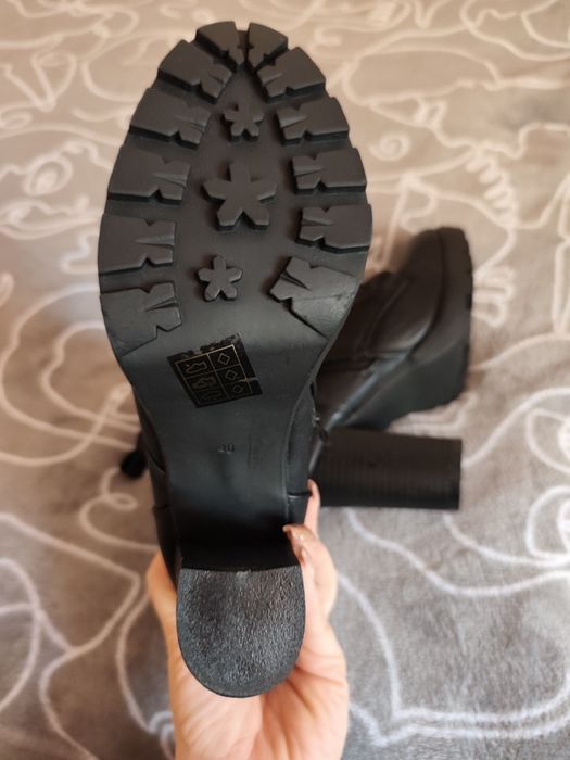 Sprzedam czarne botki