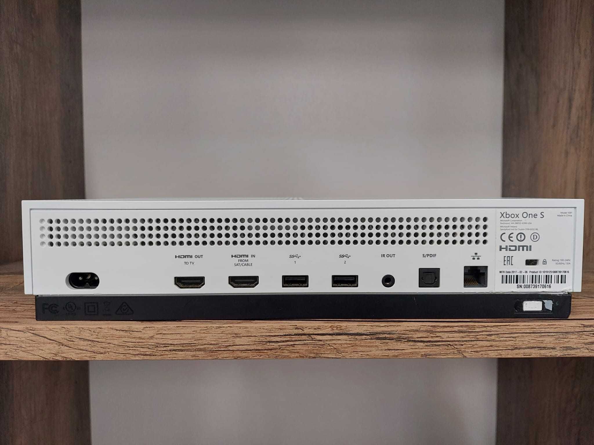 Konsola XBOX One S 1681 1TB HDD biało-czarna stan bdb gwarancja