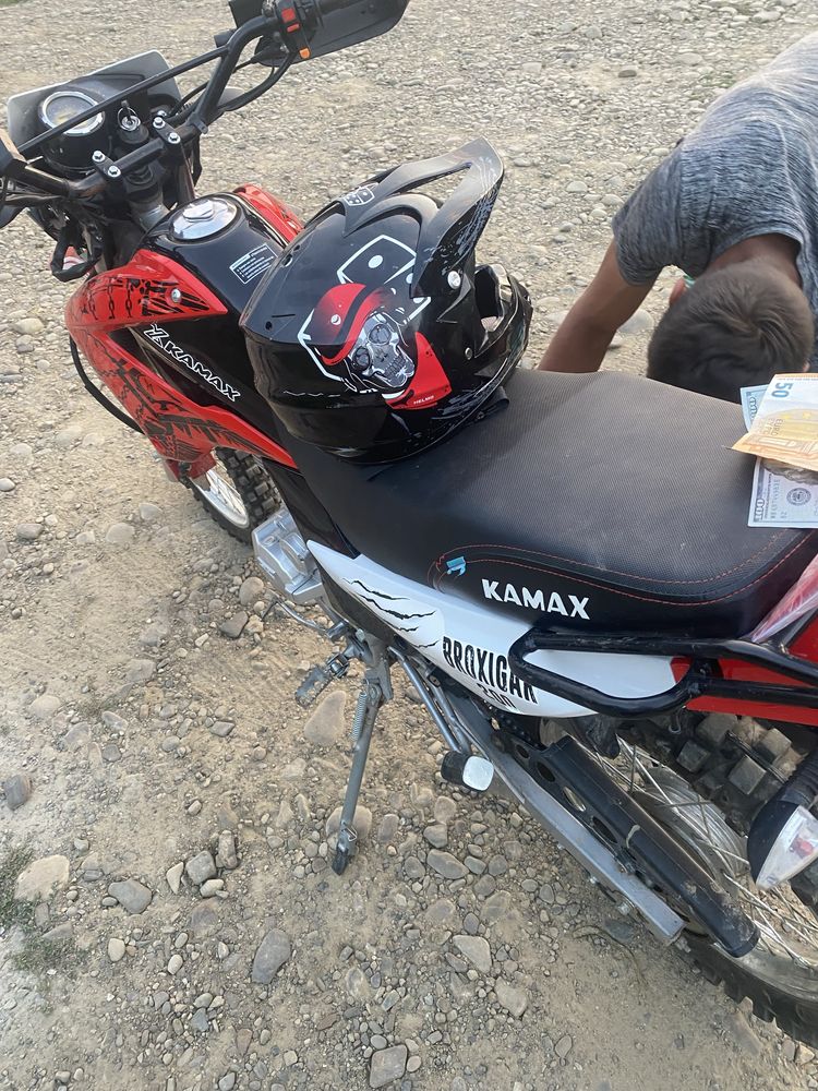Байк заводиться їде