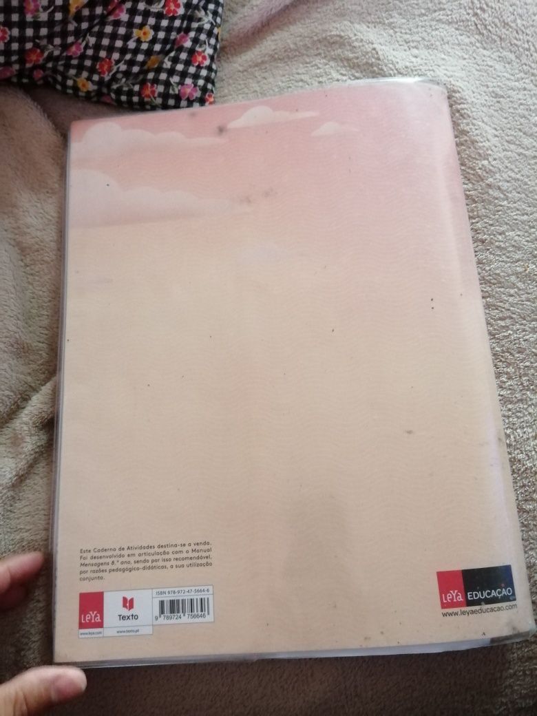 Caderno atividades mensagens 8, português, muito bom estado.