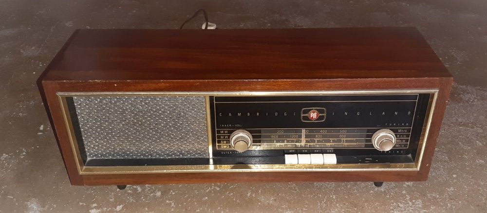 Rádio vintage a válvulas marca PYE