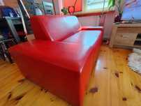 Czerwona sofa z ekoskóry