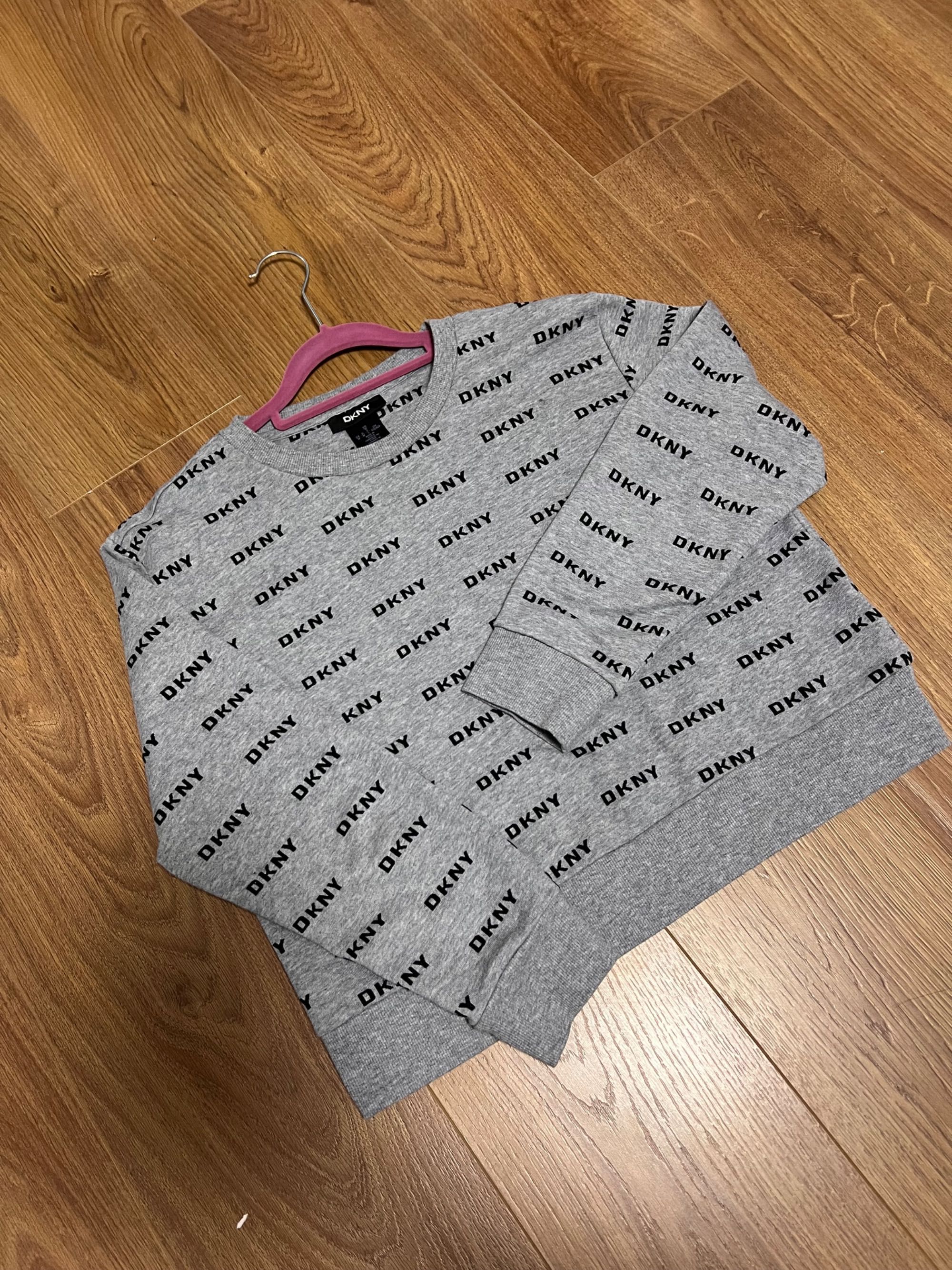 Sweter monogram DKNY