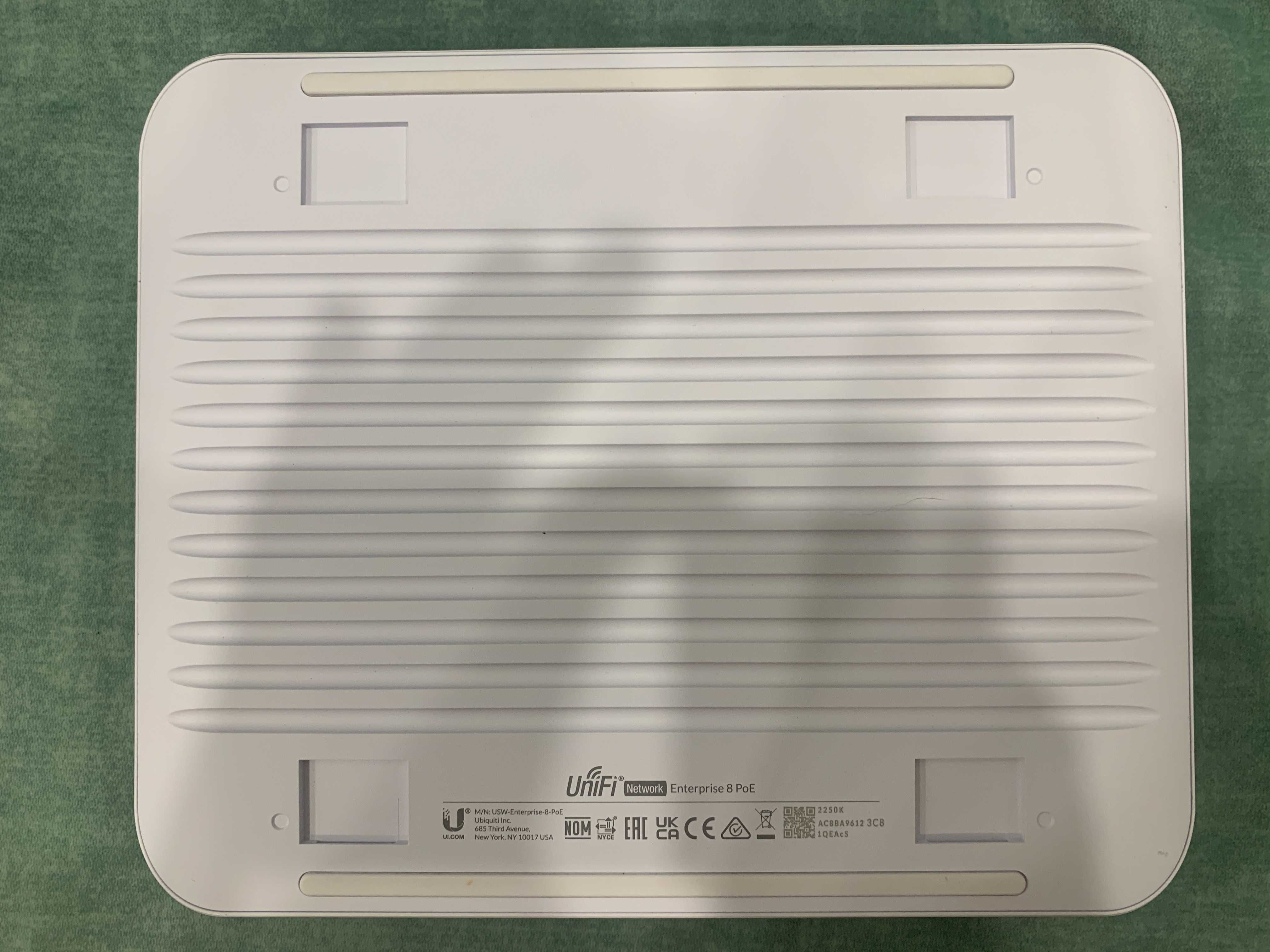 Комутатор Ubiquiti UniFi Switch 8 PoE (USW-Enterprise-8-PoE)