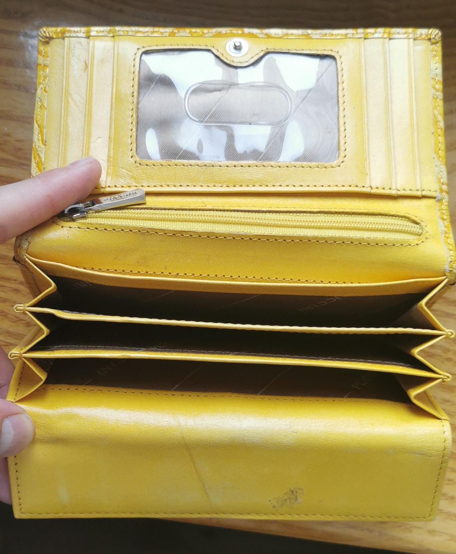 Elegancki żółty portfel z wzorem