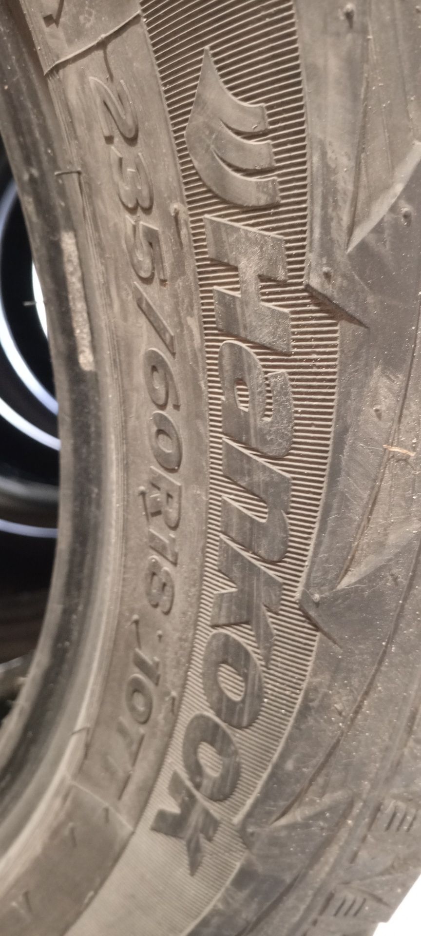 Дуже в хорошому стані зимова на шипах не вбиваема  гума   HANKOOK