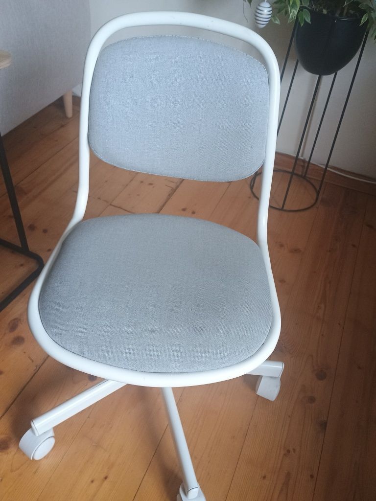 Biurko i krzesło obrotowe dla dziecka Ikea