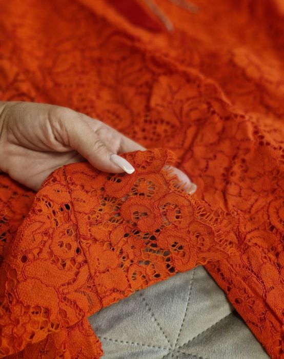 Червона мереживна сукня H&m.