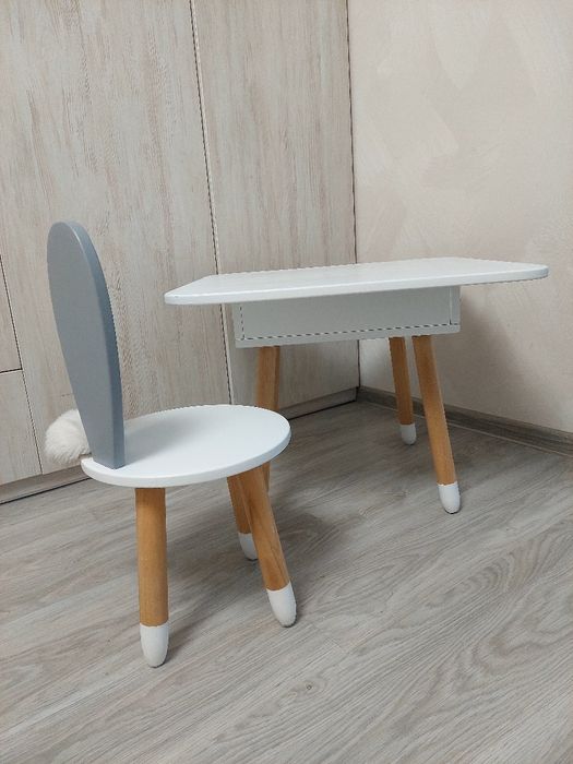 Дитячий стіл і стільчик з вушками зайчика для творчості