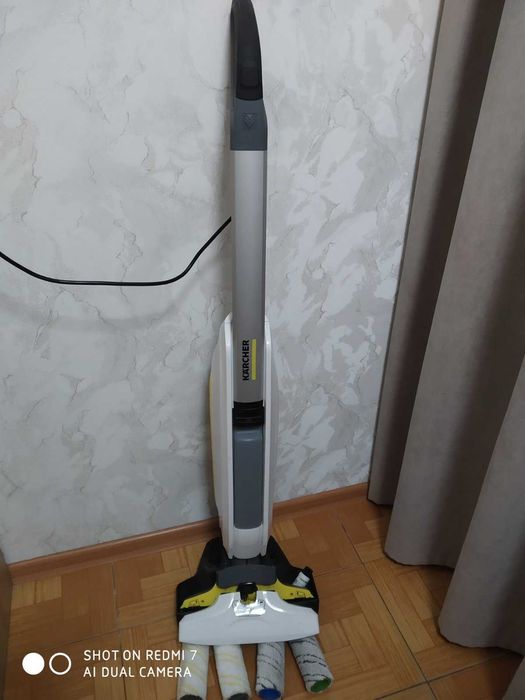 Продам миючу машину для підлоги Karcher .