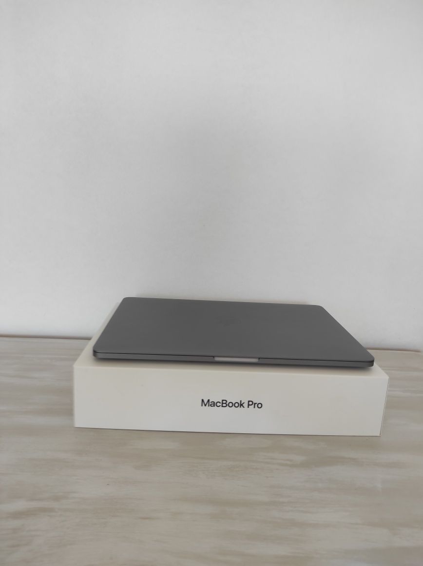 MacBook Pro ( 13-inch, 2019, 4 TBT3)
Disco SSD 256GB
RAM 8GB
Intel 5
L